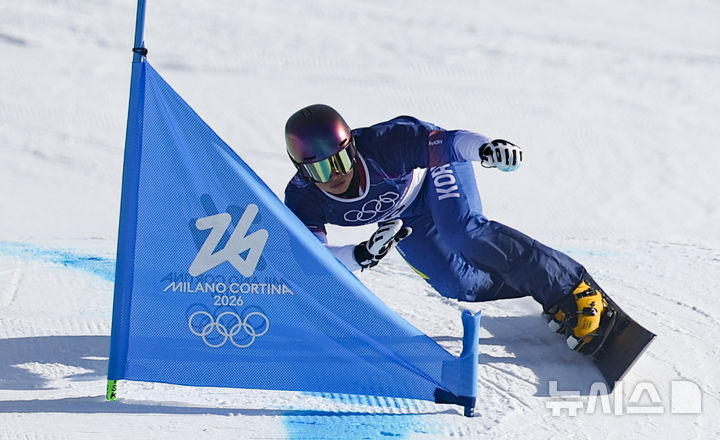 [리비뇨=뉴시스] 김근수 기자 = 스노보드 은메달리스트 김상겸이 8일(현지 시간) 이탈리아 리비뇨 스노우파크에서 열린 2026 밀라노코르티나 담페초 동계올림픽 스노보드 남자 평행대회전 결승전을 치르고 있다. 2026.02.09. ks@newsis.com