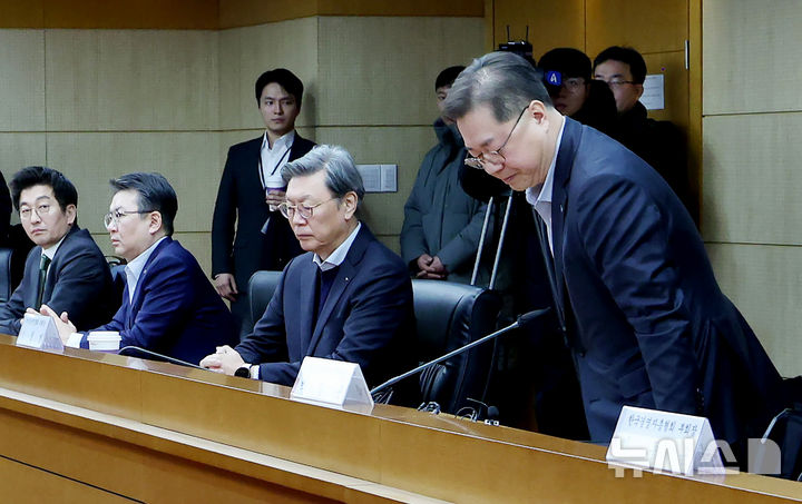 [서울=뉴시스] 김진아 기자 = 박일준 대한상공회의소 부회장이 9일 서울 종로구 한국무역보험공사에서 열린 경제단체 긴급현안 점검회의에서 사과문을 발표하며 고개를 숙이고 있다. 박일준 부회장은 대한상의가 '한국의 고액자산가가 상속세 부담으로 인해 2025년 2400명이 해외로 빠져나갔다'는 내용의 보도자료를 발표한 것에 대해 사과했다. 2026.02.09. bluesoda@newsis.com