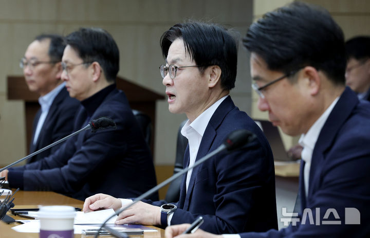[서울=뉴시스] 김진아 기자 = 김정관 산업통상부 장관이 9일 서울 종로구 한국무역보험공사에서 열린 경제단체 긴급현안 점검회의에서 발언하고 있다. 2026.02.09. bluesoda@newsis.com