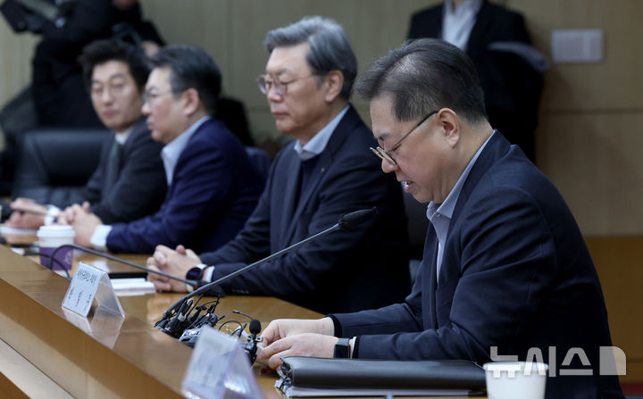 [서울=뉴시스] 김진아 기자 = 박일준 대한상공회의소 부회장이 9일 서울 종로구 한국무역보험공사에서 열린 경제단체 긴급현안 점검회의에서 사과문을 발표하고 있다. 박일준 부회장은 대한상의가 '한국의 고액자산가가 상속세 부담으로 인해 2025년 2400명이 해외로 빠져나갔다'는 내용의 보도자료를 발표한 것에 대해 사과했다. 2026.02.09. bluesoda@newsis.com