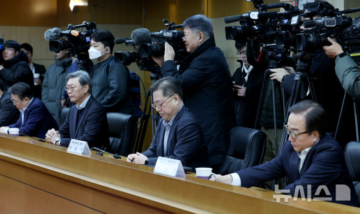 [서울=뉴시스] 김진아 기자 = 박일준 대한상공회의소 부회장 등 경제단체장들이 9일 서울 종로구 한국무역보험공사에서 열린 경제단체 긴급현안 점검회의에서 김정관 산업통상부 장관의 발언을 듣고 있다. 2026.02.09. bluesoda@newsis.com