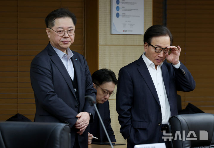 [서울=뉴시스] 김진아 기자 = 박일준(왼쪽) 대한상공회의소 부회장과 이동근 한국경영자총협회 부회장이 9일 서울 종로구 한국무역보험공사에서 열린 경제단체 긴급현안 점검회의에 앞서 대화를 나누고 있다. 2026.02.09. bluesoda@newsis.com