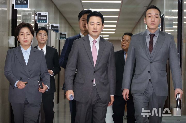 [서울=뉴시스] 조성봉 기자 = 장동혁 국민의힘 대표와 최고위원들이 9일 오전 서울 여의도 국회에서 열린 최고위원회의에 참석하고 있다. 왼쪽부터 양향자 최고위원, 장 대표, 김민수 최고위원. 2026.02.09. suncho21@newsis.com