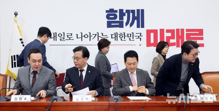 [서울=뉴시스] 김금보 기자 = 국민의힘 장동혁 대표와 송언석 원내대표, 최고위원들이 9일 오전 서울 여의도 국회에서 열린 최고위원회의에 참석하고 있다. 2026.02.09. kgb@newsis.com