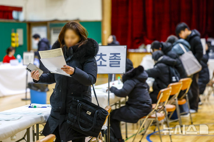 [서울=뉴시스] 정병혁 기자 = 9일 서울 동작구 서울공업고등학교 체육관을 찾은 검정고시 응시생들이 2026년도 제1회 초·중·고졸 검정고시 응시 원서를 작성 및 접수하고 있다. 2026.02.09. jhope@newsis.com