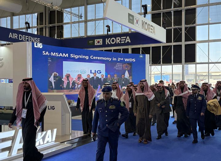 [서울=뉴시스] 칼리드 빈 살만 사우디아라비아 국방부 장관이 8일(현지 시간) 사우디아라비아 리야드에서 열린 '국제방산전시회(WDS) 2026'에서 한국 기업 부스를 둘러보고 있다. (사진=LIG넥스원 제공) 2026.02.09. photo@newsis.com *재판매 및 DB 금지