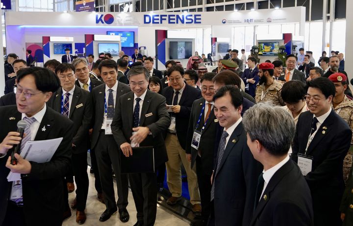 [서울=뉴시스] 안규백 국방부 장관이 8일(현지시간) 사우디아라비아 수도 리야드에서 열린 '국제방산전시회(WDS) 2026' 한국항공우주산업(KAI) 부스를 방문해 둘러보고 있다. (사진=한국방위산업진흥회 제공) 2026.02.09. photo@newsis.com *재판매 및 DB 금지