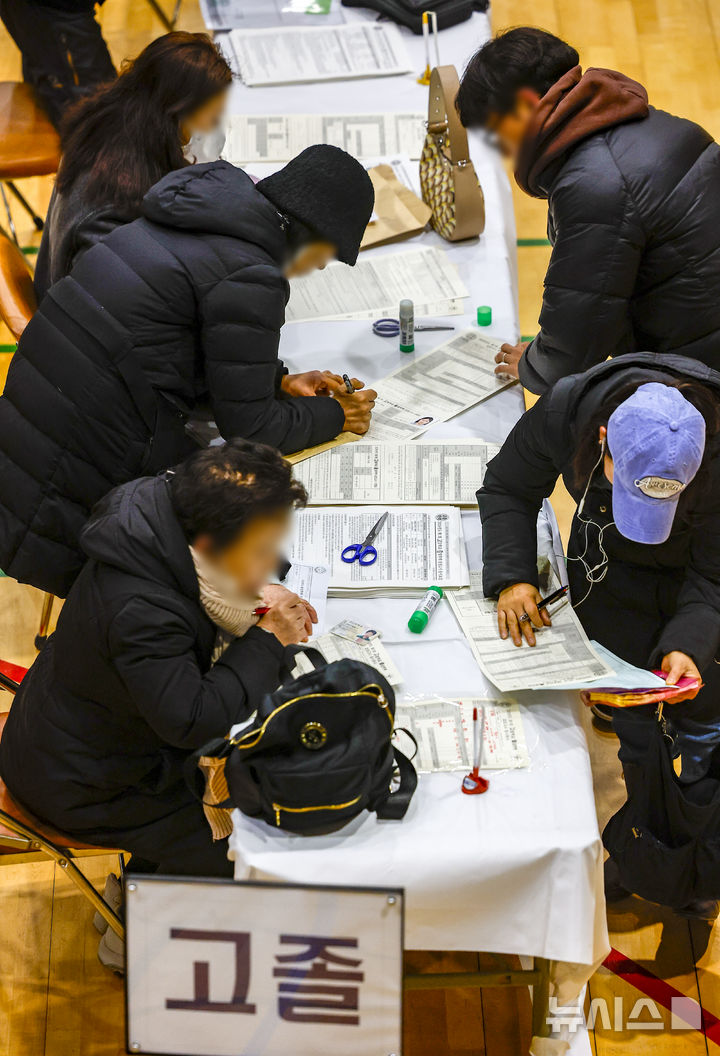 [서울=뉴시스] 정병혁 기자 = 9일 서울 동작구 서울공업고등학교 체육관을 찾은 검정고시 응시생들이 2026년도 제1회 초·중·고졸 검정고시 응시 원서를 작성 및 접수하고 있다. 2026.02.09. jhope@newsis.com