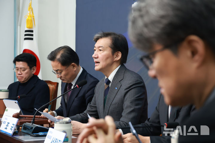 [서울=뉴시스] 고승민 기자 = 조국 조국혁신당 대표가 9일 서울 여의도 국회에서 열린 최고위원회의에서 발언하고 있다. 2026.02.09. kkssmm99@newsis.com