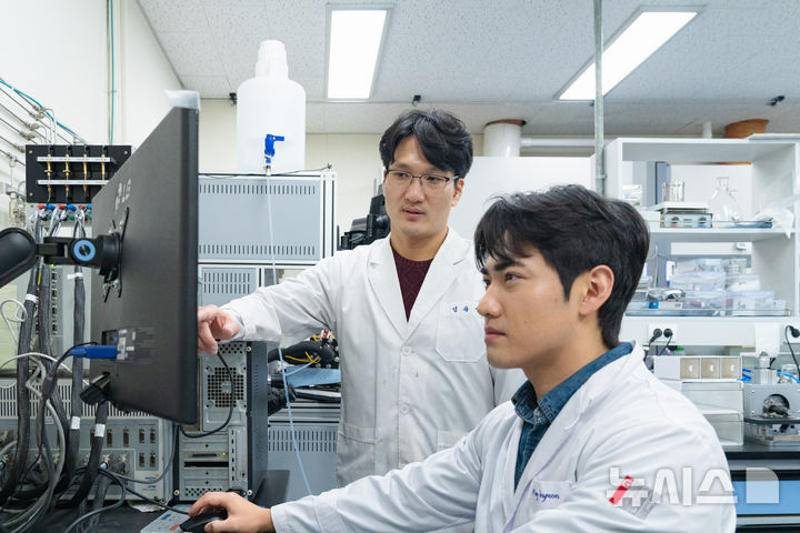 신소재공학과 엄광섭 교수(왼쪽)와 이창현 박사과정생이 실험을 진행하고 있다. (사진=GIST 제공) photo@newsis.com