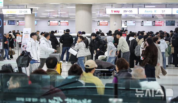 [제주=뉴시스] 우장호 기자 = 기상특보가 모두 해제된 9일 오전 제주국제공항 3층 출발장에 제주를 떠나려는 이용객들의 발걸음이 이어지고 있다. 한국공항공사 제주공항에 따르면 이날 총 481편(도착 240편·출발 241편)의 항공기가 승객 8만1250여명을 수송하게 된다. 2026.02.09. woo1223@newsis.com