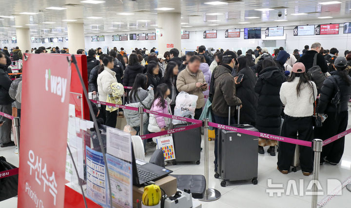 [제주=뉴시스] 우장호 기자 = 기상특보가 모두 해제된 9일 오전 제주국제공항 3층 출발장에 제주를 떠나려는 이용객들의 발걸음이 이어지고 있다. 한국공항공사 제주공항에 따르면 이날 총 481편(도착 240편·출발 241편)의 항공기가 승객 8만1250여명을 수송하게 된다. 2026.02.09. woo1223@newsis.com