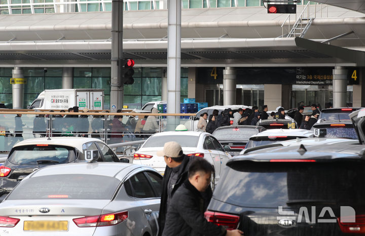 [제주=뉴시스] 우장호 기자 = 기상특보가 모두 해제된 9일 오전 제주국제공항 3층 출발장에 제주를 떠나려는 이용객들의 발걸음이 이어지고 있다. 한국공항공사 제주공항에 따르면 이날 총 481편(도착 240편·출발 241편)의 항공기가 승객 8만1250여명을 수송하게 된다. 2026.02.09. woo1223@newsis.com