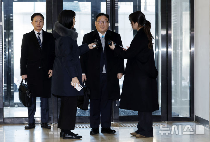 [서울=뉴시스] 김혜진 기자 = 쿠팡 사건을 무혐의 처분하도록 외압을 행사한 인물로 지목된 엄희준 광주고검 검사가 9일 오전 서울 서초구 관봉권 띠지 폐기 의혹 및 쿠팡 퇴직금 불기소 외압 의혹 진상규명을 위한 특검 사무실에 피의자 조사를 받기 위해 출석하고 있다. 2026.02.09. jini@newsis.com