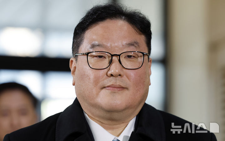 [서울=뉴시스] 김혜진 기자 = 쿠팡 사건을 무혐의 처분하도록 외압을 행사한 인물로 지목된 엄희준 광주고검 검사가 19일 오전 서울 서초구 관봉권 띠지 폐기 의혹 및 쿠팡 퇴직금 불기소 외압 의혹 진상규명을 위한 특검 사무실에 피의자 조사를 받기 위해 출석하고 있다. 사진은 지난 9일 2차 조사를 받으러 특검에 출석한 엄 검사. 2026.02.19. jini@newsis.com