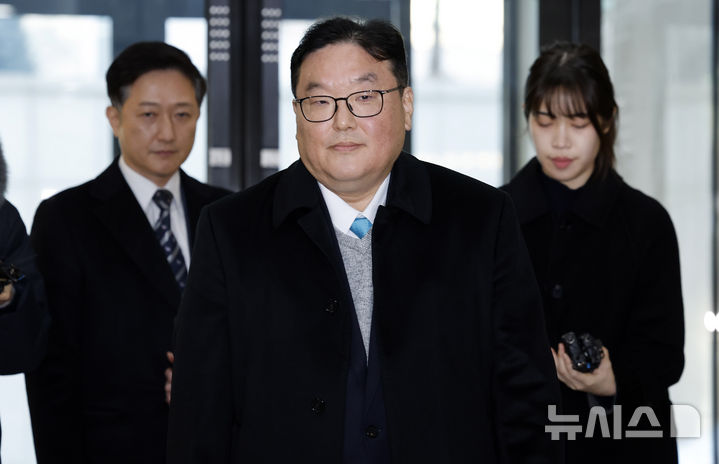 [서울=뉴시스] 김혜진 기자 = 쿠팡 사건을 무혐의 처분하도록 외압을 행사한 인물로 지목된 엄희준 광주고검 검사가 지난 9일 오전 서울 서초구 관봉권 띠지 폐기 의혹 및 쿠팡 퇴직금 불기소 외압 의혹 진상규명을 위한 특검 사무실에 피의자 조사를 받기 위해 출석하고 있다. 2026.02.12. jini@newsis.com