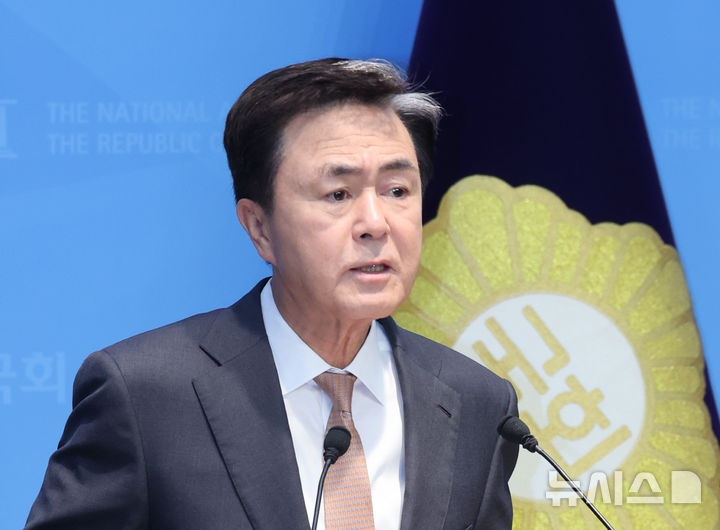 [서울=뉴시스] 김금보 기자 = 김태흠 충남도지사가 9일 오전 서울 여의도 국회 소통관에서 국회의 일방적 행정통합 추진을 반대하는 기자회견을 하고 있다. 2026.02.09. kgb@newsis.com