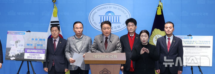 [서울=뉴시스] 김금보 기자 = 김영환 충북도지사가 9일 오전 서울 여의도 국회 소통관에서 충청북특별자치도법' 제정을 촉구하는 기자회견을 하고 있다. 2026.02.09. kgb@newsis.com