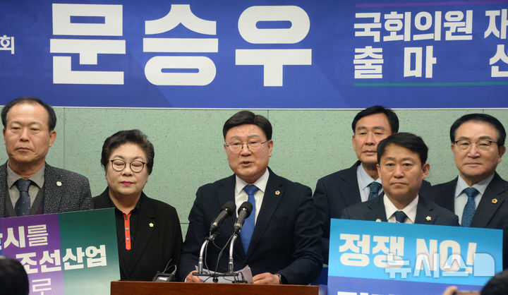 [전주=뉴시스] 김얼 기자 = 문승우(가운데) 전북특별자치도의회 의장이 9일 전북 전주시 전북특별자치도의회 기자회견장에서 '군산·김제·부안갑 지역구 국회의원 재보궐 선거 출마' 기자회견을 열고 질의에 답변하고 있다. 2026.02.09. pmkeul@newsis.com