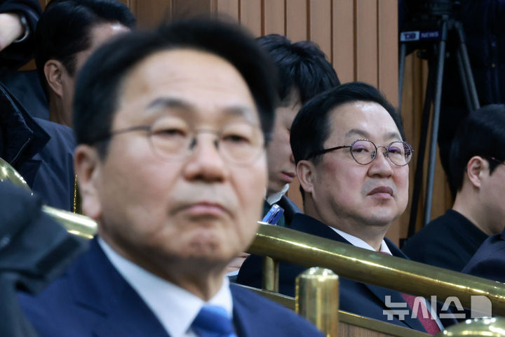 [서울=뉴시스] 고승민 기자 = 이장우 대전시장, 강기정 광주광역시장이 9일 서울 여의도 국회에서 열린 행정안전위원회 전체회의, 행정구역 통합 관련 제정법률안에 대한 입법공청회에 방청인으로 참석하고 있다. 2026.02.09. kkssmm99@newsis.com