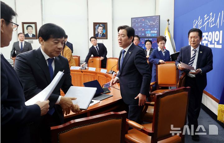 [서울=뉴시스] 조성봉 기자 = 황명선 더불어민주당 최고위원이 9일 오전 서울 여의도 국회에서 열린 최고위원회의를 마치고 이성윤(왼쪽) 최고위원에게 ‘2차특검 후보 전준철 변호사 추천’ 관련 사과를 요청하며 항의하고 있다.2026.02.09. suncho21@newsis.com