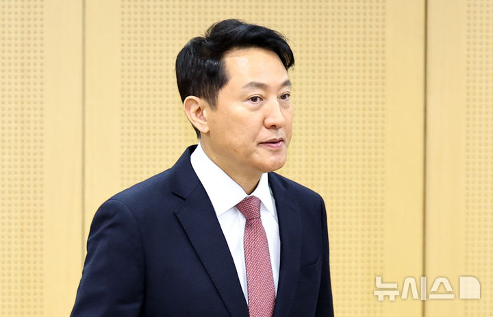 [서울=뉴시스] 최진석 기자 = 오세훈 서울시장이 9일 서울 중구 서울시청에서 열린 2026 서울특별시 ‘민생경제 활력 더보탬 기자설명회’에 입장하고 있다. 2026.02.09. myjs@newsis.com