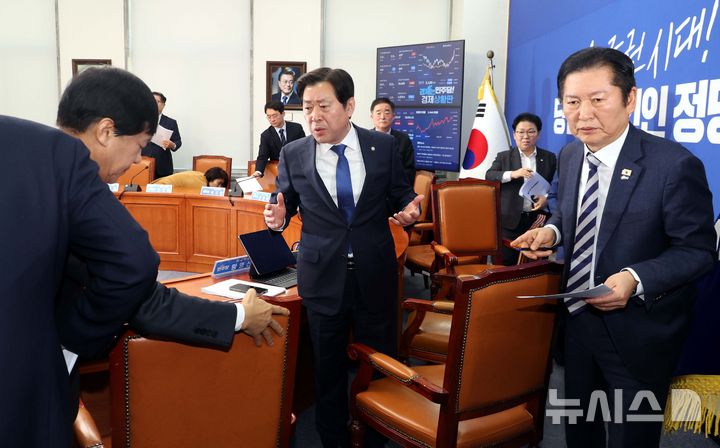 [서울=뉴시스] 조성봉 기자 = 황명선 더불어민주당 최고위원이 9일 오전 서울 여의도 국회에서 열린 최고위원회의를 마치고 이성윤(왼쪽) 최고위원에게 ‘2차특검 후보 전준철 변호사 추천’ 관련 사과를 요청하며 항의하고 있다.2026.02.09. suncho21@newsis.com