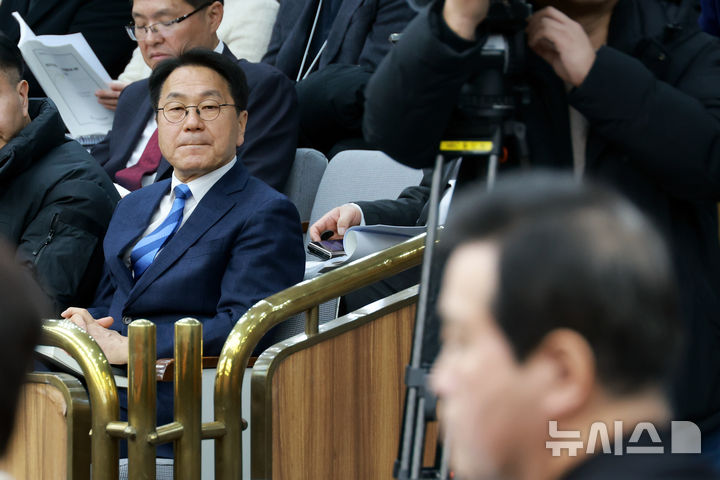 [서울=뉴시스] 고승민 기자 = 강기정 광주광역시장이 9일 서울 여의도 국회에서 열린 행정안전위원회 전체회의, 행정구역 통합 관련 제정법률안에 대한 입법공청회에서 진술인들의 발언을 듣고 있다. 2026.02.09. kkssmm99@newsis.com