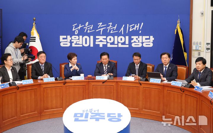 [서울=뉴시스] 조성봉 기자 = 이성윤 더불어민주당 최고위원이 9일 오전 서울 여의도 국회에서 열린 최고위원회의에서 발언을 하고 있다.2026.02.09. suncho21@newsis.com