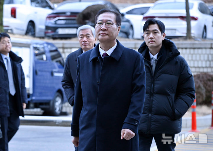 [서울=뉴시스] 이영환 기자 = 내란 가담, 김건희 수사 무마 의혹 등으로 재판을 받고 있는 박성재 전 법무부 장관이 9일 오전 서울 서초구 서울중앙지방법원에서 열린 2차 공판에 출석하고 있다. 2026.02.09. (공동취재) photo@newsis.com