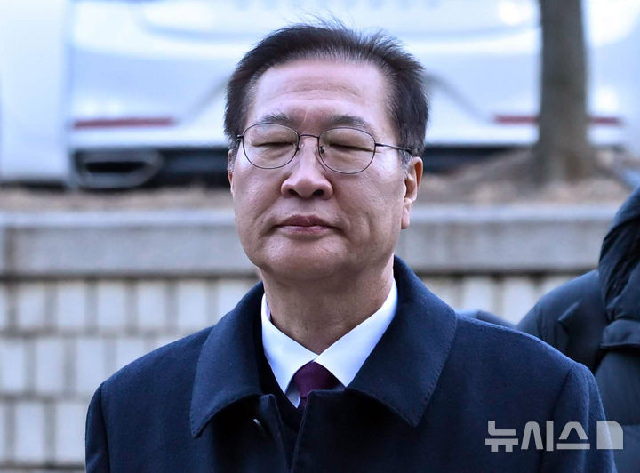 [서울=뉴시스] 이영환 기자 = 내란 가담, 김건희 수사 무마 의혹 등으로 재판을 받고 있는 박성재 전 법무부 장관이 9일 오전 서울 서초구 서울중앙지방법원에서 열린 2차 공판에 출석하고 있다. 2026.02.09. (공동취재) photo@newsis.com