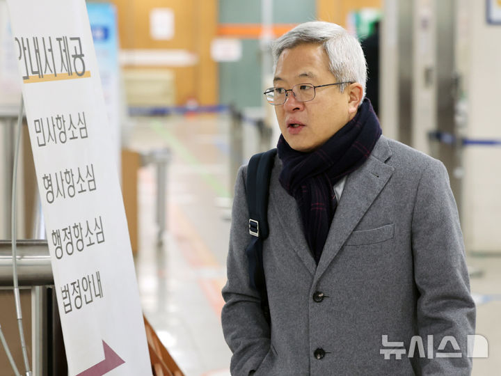 [서울=뉴시스] 이영환 기자 = 조국혁신당 성 비위 의혹으로 재판에 넘겨진 김보협 전 수석대변인이 9일 오전 서울 서초구 서울중앙지방법원에서 열린 1차 공판에 출석하고 있다. (공동취재) 2026.02.09. photo@newsis.com