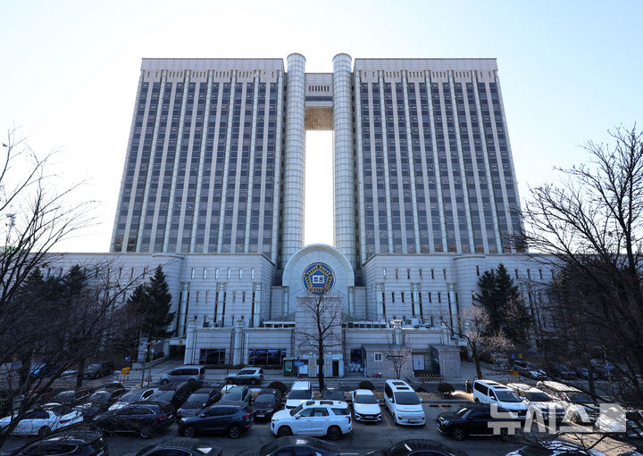 [서울=뉴시스] 이영환 기자 = 9일 오전 서울 서초구 서울중앙지방법원이 보이고 있다. 서울중앙지방법원은 이날 오후 2시께 세 번째 전체판사회의를 열어 구체적인 전담재판부 구성 기준을 확정할 예정이다. 2026.02.09. 20hwan@newsis.com