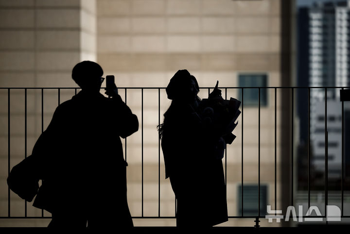 [서울=뉴시스] 정병혁 기자 = 9일 서울 동작구 중앙대학교에서 열린 학위수여식에서 졸업생들이 사진을 찍고 있다. 2026.02.09. jhope@newsis.com