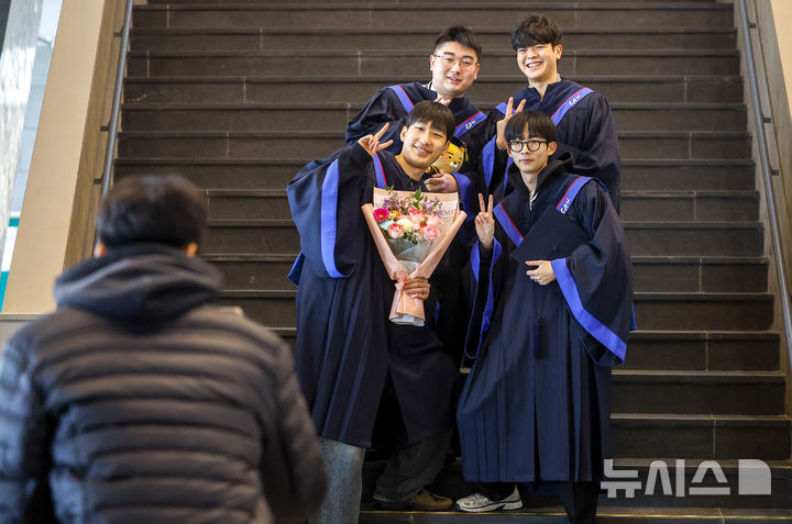 [서울=뉴시스] 정병혁 기자 = 9일 서울 동작구 중앙대학교에서 열린 학위수여식에서 졸업생들이 사진을 찍고 있다. 2026.02.09. jhope@newsis.com