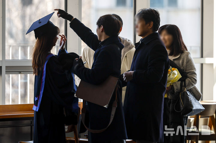 [서울=뉴시스] 정병혁 기자 = 9일 서울 동작구 중앙대학교에서 열린 학위수여식에서 한 졸업생이 학사모를 쓰고 있다. 2026.02.09. jhope@newsis.com