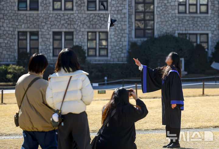 [서울=뉴시스] 정병혁 기자 = 9일 서울 동작구 중앙대학교에서 열린 학위수여식에서 졸업생들이 사진을 찍고 있다. 2026.02.09. jhope@newsis.com