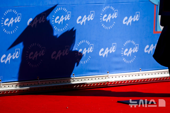 [서울=뉴시스] 정병혁 기자 = 9일 서울 동작구 중앙대학교에서 열린 학위수여식에서 졸업생들이 사진을 찍고 있다. 2026.02.09. jhope@newsis.com