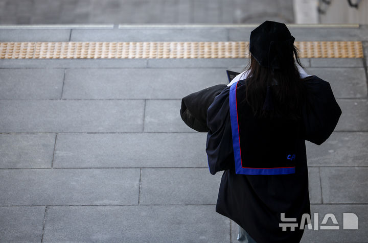 [서울=뉴시스] 정병혁 기자 = 9일 서울 동작구 중앙대학교에서 열린 학위수여식에서 한 졸업생이 이동하고 있다. 2026.02.09. jhope@newsis.com