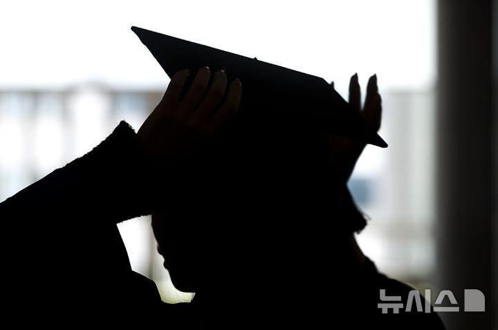 [서울=뉴시스] 정병혁 기자 = 9일 서울 동작구 중앙대학교에서 열린 학위수여식에서 졸업생들이 학사모를 쓰고 있다. 2026.02.09. jhope@newsis.com