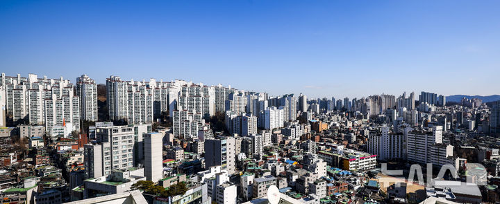 [서울=뉴시스] 정병혁 기자 = 지난주 전국 시·군·구 가운데 아파트 가격이 가장 많이 오른 곳은 경기 용인 수지구와 서울 관악구인 것으로 나타났다. 두 곳은 1주일 전보다 각각 0.59%와 0.57% 뛰며 높은 상승세를 기록했다. 상대적으로 덜 오른 데다 절대 금액이 적은 서울 외곽과 경기권에 수요가 몰리는 분위기다.&nbsp; 사진은 9일 서울 관악구 아파트. 2026.02.09. jhope@newsis.com