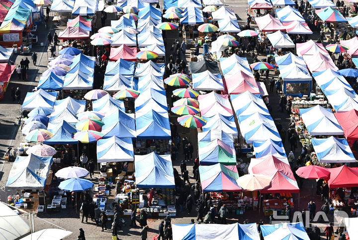 [성남=뉴시스] 김종택 기자 = 민족최대명절 설을 일주일여 앞둔 9일 경기 성남시 모란시장 5일장을 찾은 시민들이 장을 보고 있다. 2026.02.09. jtk@newsis.com