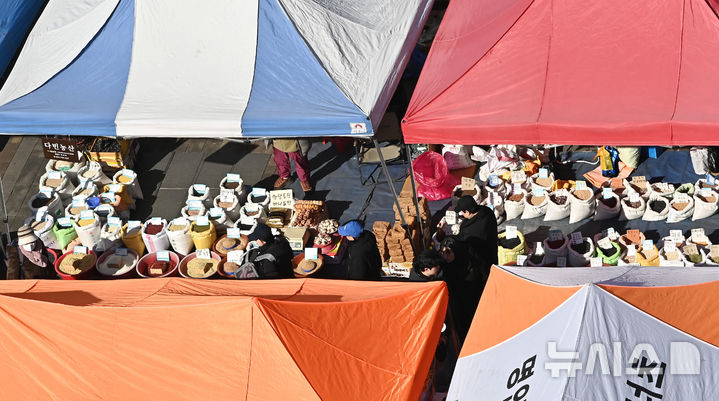 [성남=뉴시스] 김종택 기자 = 민족최대명절 설을 일주일여 앞둔 9일 경기 성남시 모란시장 5일장을 찾은 시민들이 장을 보고 있다. 2026.02.09. jtk@newsis.com