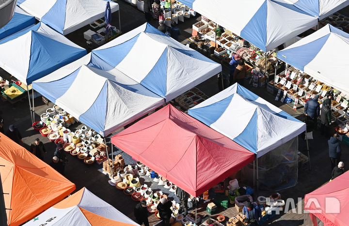 [성남=뉴시스] 김종택 기자 = 민족최대명절 설을 일주일여 앞둔 9일 경기 성남시 모란시장 5일장을 찾은 시민들이 장을 보고 있다. 2026.02.09. jtk@newsis.com