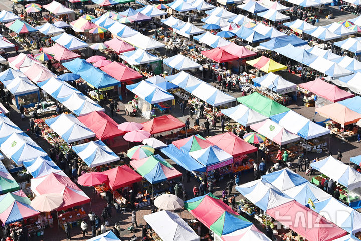 [성남=뉴시스] 김종택 기자 = 민족최대명절 설을 일주일여 앞둔 9일 경기 성남시 모란시장 5일장을 찾은 시민들이 장을 보고 있다. 2026.02.09. jtk@newsis.com