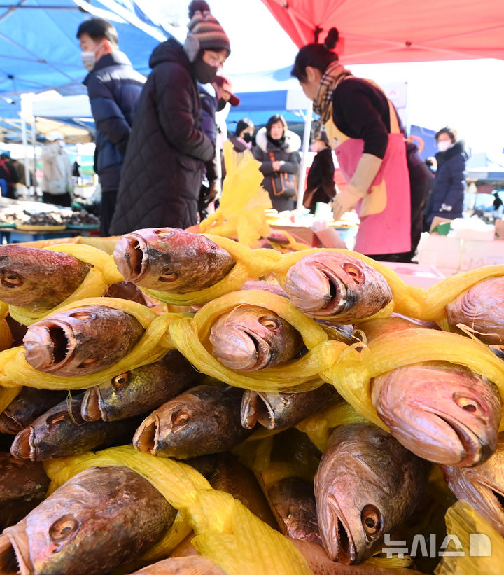 [성남=뉴시스] 김종택 기자 = 민족최대명절 설을 일주일여 앞둔 9일 경기 성남시 모란시장 5일장을 찾은 시민들이 장을 보고 있다. 2026.02.09. jtk@newsis.com