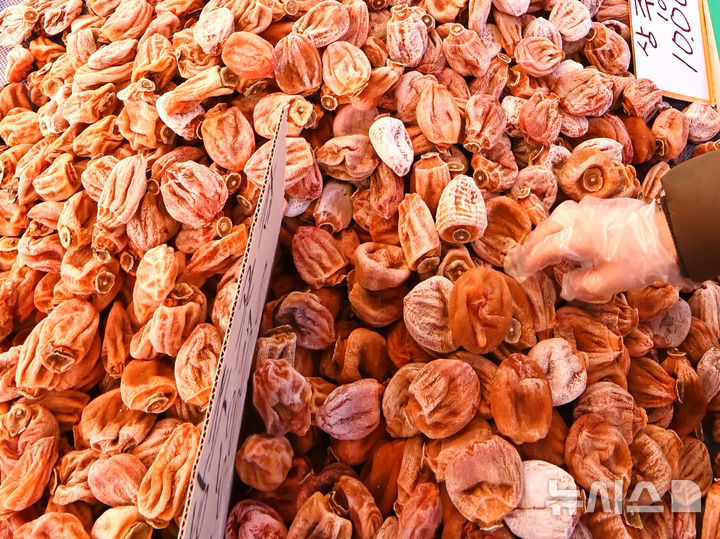 [성남=뉴시스] 김종택 기자 = 민족최대명절 설을 일주일여 앞둔 9일 경기 성남시 모란시장 5일장을 찾은 시민들이 장을 보고 있다. 2026.02.09. jtk@newsis.com