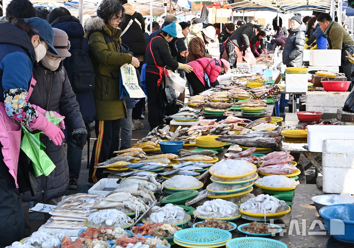 [성남=뉴시스] 김종택 기자 = 민족최대명절 설을 일주일여 앞둔 9일 경기 성남시 모란시장 5일장을 찾은 시민들이 장을 보고 있다. 2026.02.09. jtk@newsis.com