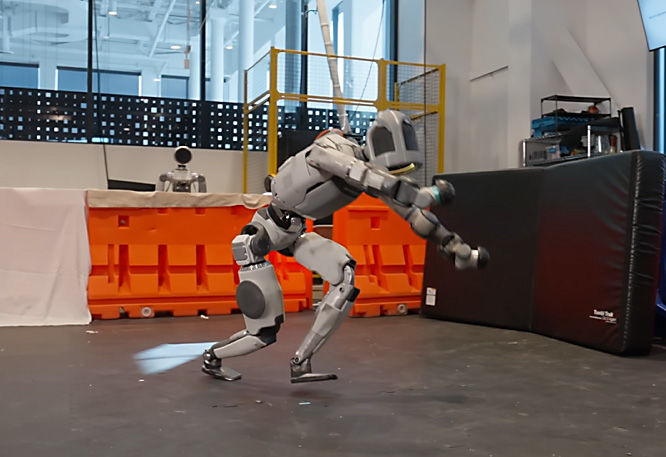 [서울=뉴시스] 현대차그룹 로봇전문 계열사 보스턴다이나믹스는 지난 7일(현지시각) 휴머노이드 로봇 아틀라스가 옆돌기와 백 텀블링을 연속으로 시연하는 영상을 자사 유튜브 채널에 공개했다. 사진은 보스턴나이나믹스 유튜브 채널 캡쳐 사진(사진=현대차그룹 제공) 2026.02.09. photo@newsis.com *재판매 및 DB 금지
