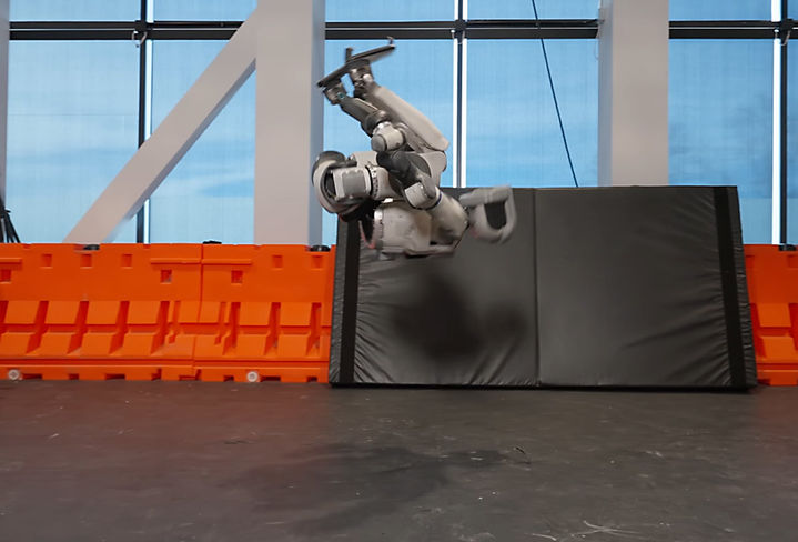 [서울=뉴시스] 현대차그룹 로봇전문 계열사 보스턴다이나믹스는 지난 7일(현지시각) 휴머노이드 로봇 아틀라스가 옆돌기와 백 텀블링을 연속으로 시연하는 영상을 자사 유튜브 채널에 공개했다. 사진은 보스턴나이나믹스 유튜브 채널 캡쳐 사진(사진=현대차그룹 제공) 2026.02.09. photo@newsis.com *재판매 및 DB 금지